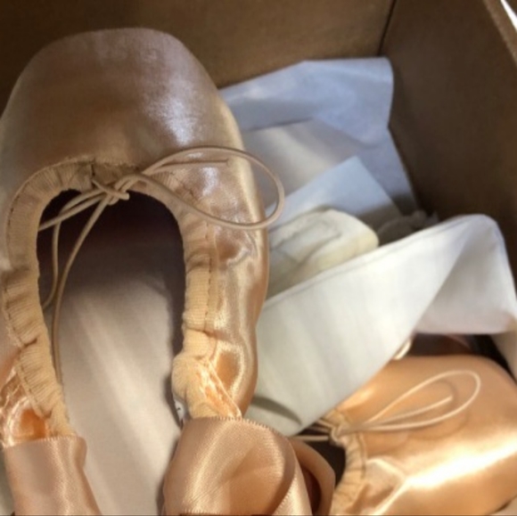Ballet 🩰 Pointe Shoes For Girls Women With Toe Pads And Mesh Bag Size 40 NWOT - Picture 5 of 5